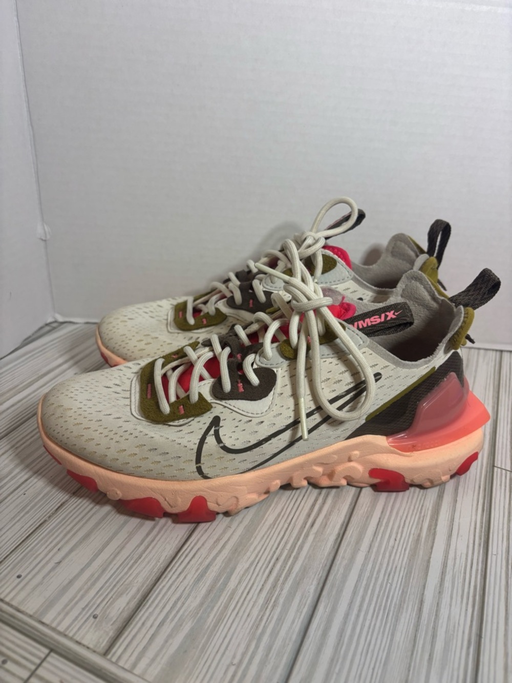 Nike Women’s React Vision Summit White Siren Red Ironstone Sneakers Shoes Sz 6.5